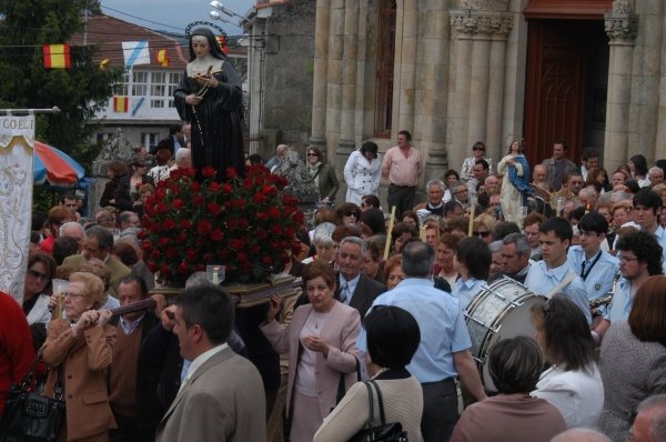La imagen de Santa Rita abre la procesión, con la banda de música detrás. (Foto: Martiño Pinal)