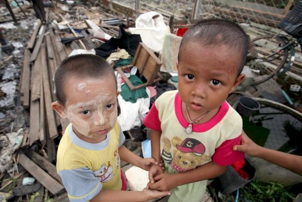 Dos niños sobre los restos de casas devastadas por el ciclón 'Nargis'.