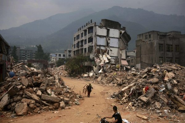 Un único edificoi permanece en pie en un barrio devastado por el terremoto. (Foto: David Guttenfelder)