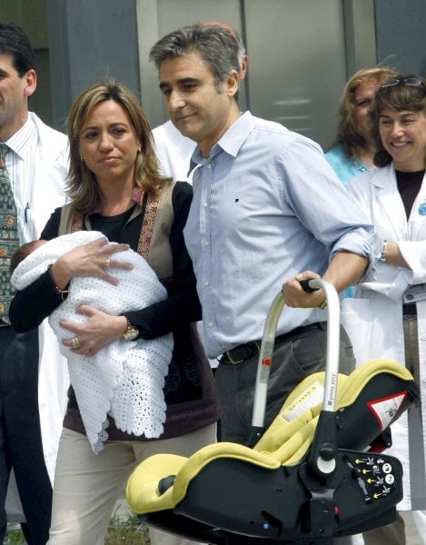Carme Chacón, junto a su marido y su hijo, a la salida del hospital.