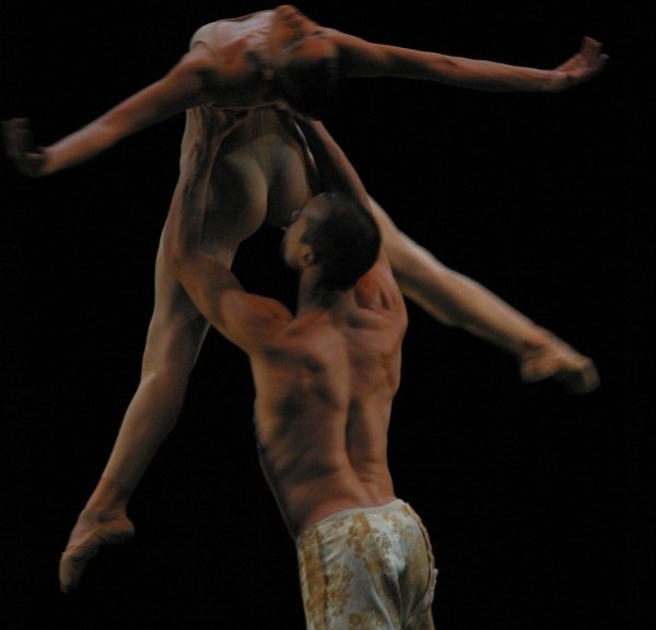 Los bailarines de la Compañía de Nacho Duato interpretan una de las obras de su nuevo programa. (Foto: José Paz)