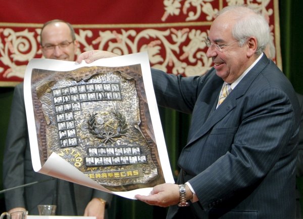 El presidente del Principado de Asturias, Vicente Alvarez Areces, recibiendo la orla (Foto: EFE)