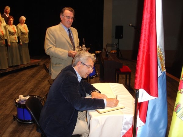 Carlos Totorica firma en el libro de honor de O Barco.