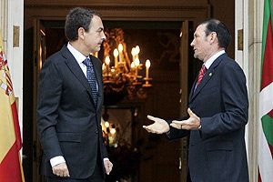 Zapatero e Ibarretxe, durante la reunión que mantuvieron en la Moncloa. 