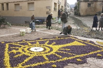 Alfombra floral  que se extiende por las principales calles del pueblo (Foto: EFE)