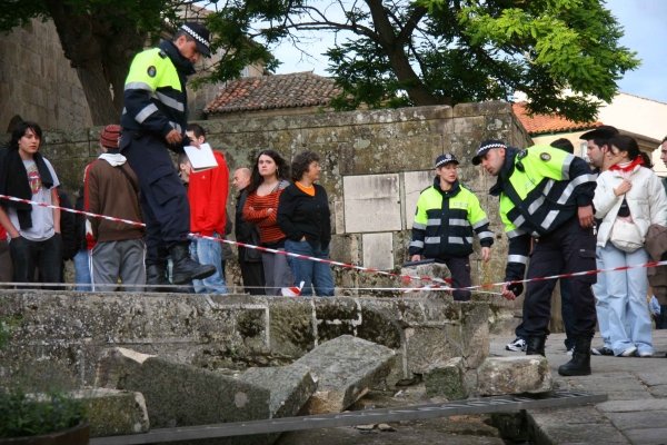 La Policía Local comprueba el lugar del suceso, que muestra las piedras, de gran tamaño, caídas. (Foto: Xesús Fariñas)