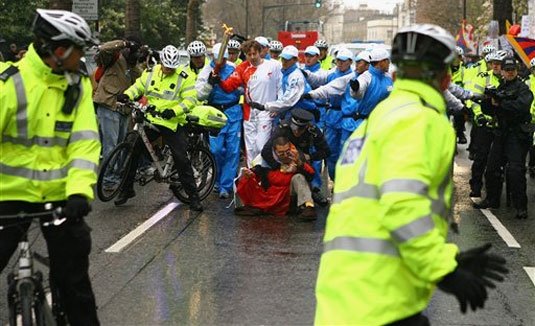 La antorcha olímpica  fue atacada durante su paso  por varias ciudades, como Londres (en la imagen).