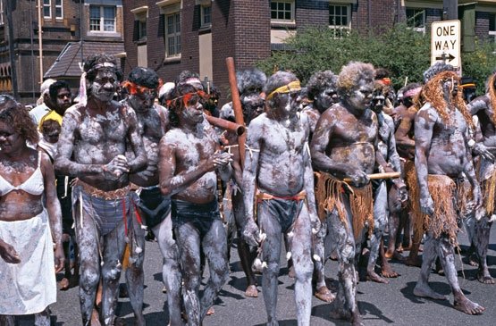 Marcha protesta de los aborígenes australianos.