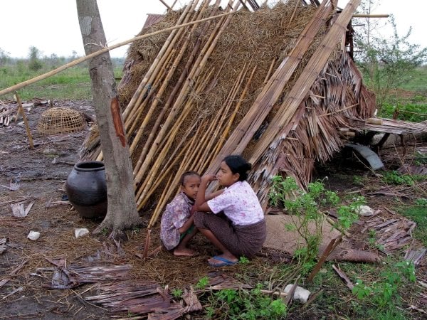 Dos niños junto a su casa medio derribada en la ciudad de Labutta.