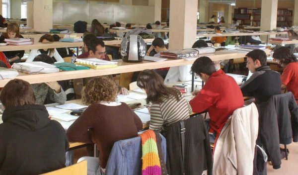Un grupo de estudiantes universitarios estudian en una biblioteca. (Foto: Archivo)