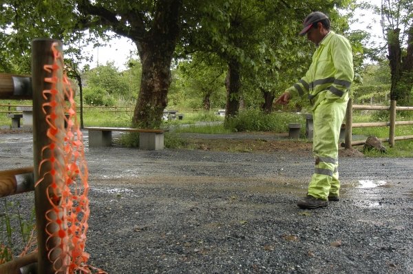 Un operario muestra una pista que quedó sin pivotes, en el área recreativa de O Porto. (Foto: Martiño Pinal)