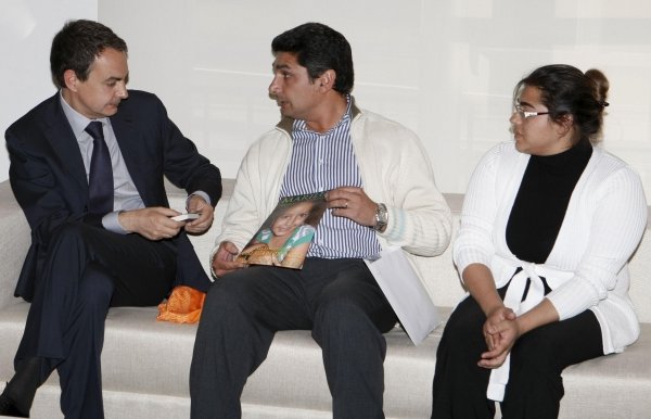 El presidente del Gobierno con los padres de la pequeña Mari Luz. (Foto: Mondelo)