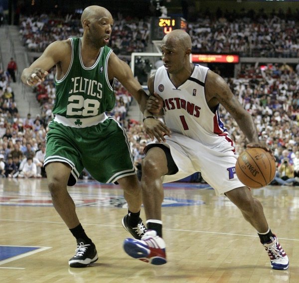 Un jugador de los Pistons con el balón intenta zafarse de uno de los Celtics. (Foto: David Maxwell)