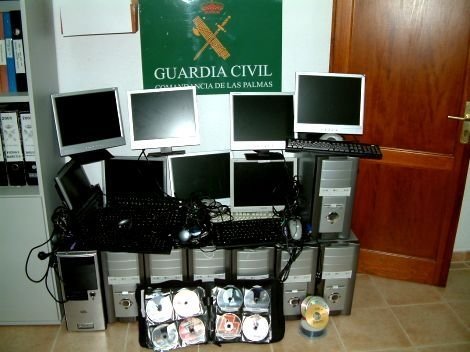 Equipo de piratería informática decomisado por la Guardia Civil.