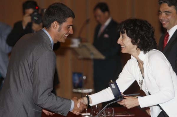 Pereiro recibe su galardón de la mano de Mercedes Cabrera. (Foto: Chema Moya)