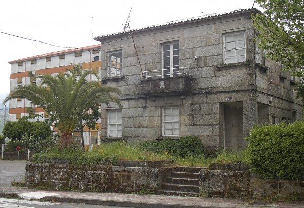  Las instalaciones de la casa del médico, junto a la casa cuartel de la Guardia Civil de Lobios. (Foto: Martiño Pinal)
