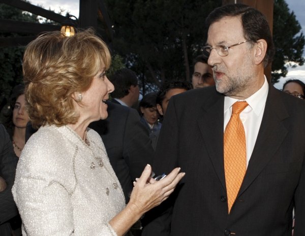 Mariano Rajoy, líder del PP, saluda a Esperanza Aguirre a su llegada al acto en  San Sebastián de los Reyes.