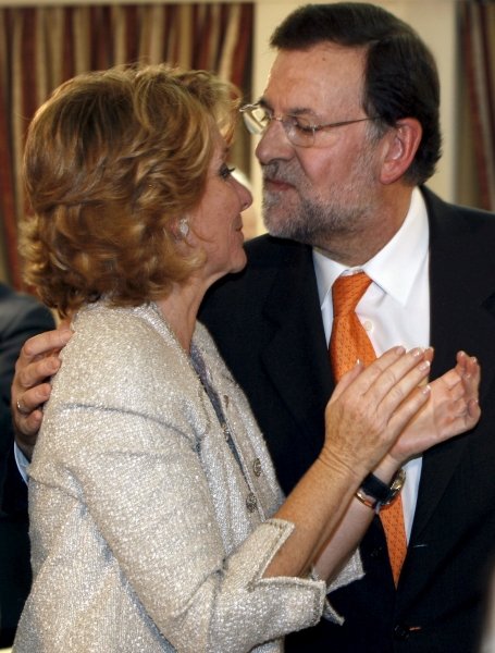 Rajoy y Aguirre escenifican un beso durante el acto realizado en San Sebastián de los Reyes.