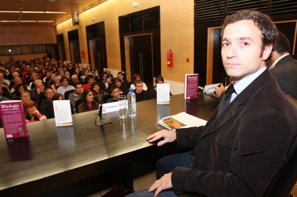 David Hernández, poco antes de iniciar la conferencia del Foro que se desarrollaba en el Centro Cultural de la Diputación. (Foto: Miguel Ángel.)