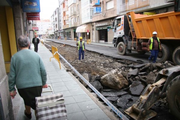 Las obras de la calle Dos de Mayo la mantienen cerrada al tráfico (Foto: Xesús Fariñas)