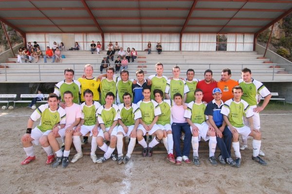 Formación del equipo del Melón junto a sus directivos en el campo de A Birta en su último partido de Liga, ante el Cenlle. (Foto: Marcos Atrio)