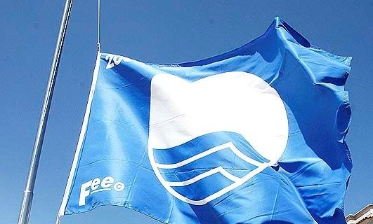 Vista de una de las banderas azules que ondean en algunas playas gallegas. (Foto: Archivo)