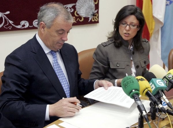 Manuel Vázquez y María José Caride durante la firma del convenio. (Foto: X. Rey)