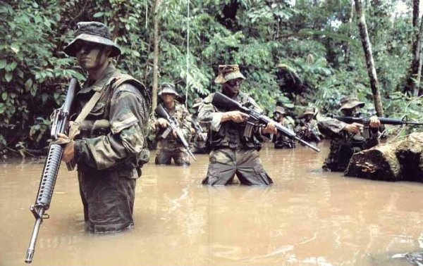 Soldados ecuatorianos realizan maniobras en la zona fronteriza con Colombia.