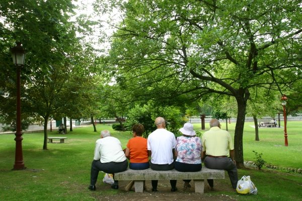 Un grupo de personas mayores disfruta de la tranquilidad del Parque Miño. (Foto: Archivo)
