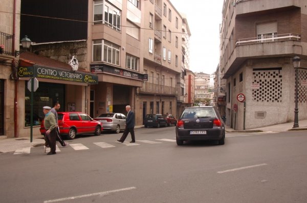 Un vehículo accede a la calle Aldara para dirigirse a la Plaza Mayor (Foto: Martiño Pinal)