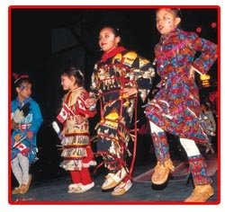 NIños aborígenes de Canadá con una danza tradicional.