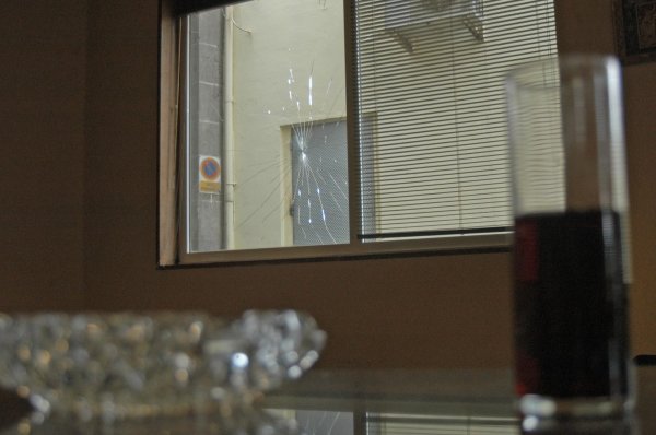 La cristalera del café 'Cris' apareció rota, pero los ladrones no puedieron entrar. (Foto: Martiño Pinal)