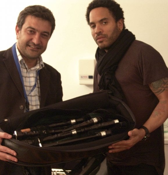 El cantante Lenny Kravitz recibe de manos del teniente de alcalde, Santiago Domínguez, una gaita como regalo  (Foto: EFE)