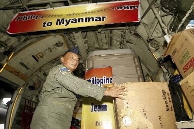 Un soldado filipino carga paquetes  (Foto: EFE)