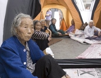 Un grupo de ancianas tras ser evacuadas (Foto: EFE)
