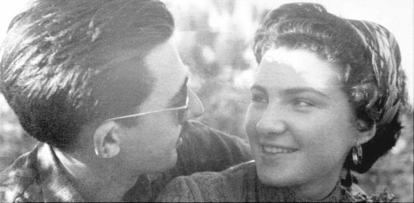 (2) La bellísima Cruz y su novio José Lino, días antes de su boda en 1958 fotografiados por su amigo Luis Antonio Vázquez.