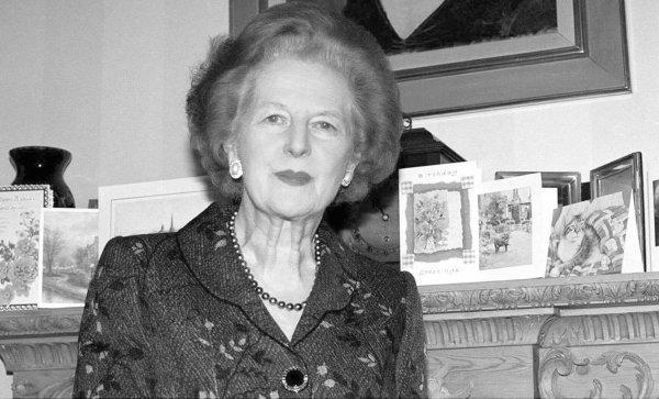  (3) Margaret Thatcher arrolló en las elecciones británicas.