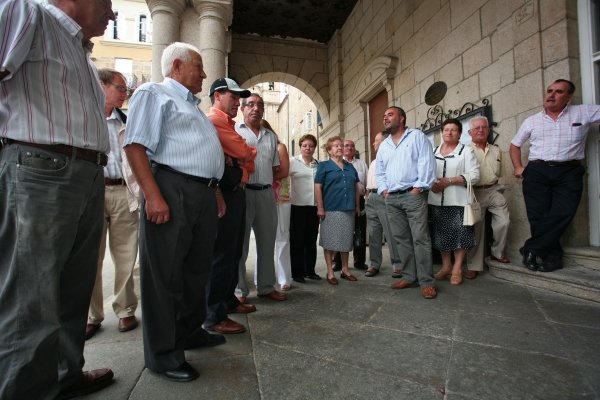 Vecinos de Reza esperan a la puerta del Concello para entrevistarse con el alcalde.  (Foto: Pablo Araújo)
