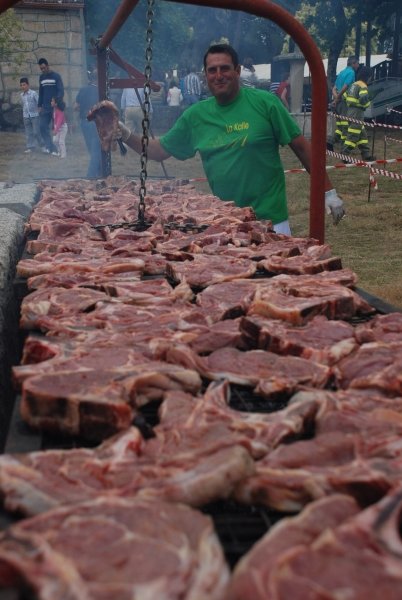 Un cocinero asa chuletones en la fiesta de Garabás. (Foto: Martiño Pinal)