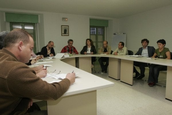 Xabiero Oviedo (centro), durante una sesión plenaria.    (Foto: Miguel Ángel)