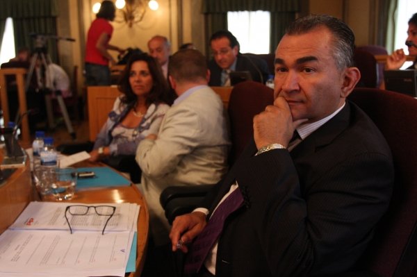 El portavoz municipal del PP, Enrique Nóvoa, atiende a las explicaciones del regidor. (Foto: Miguel Ángel)