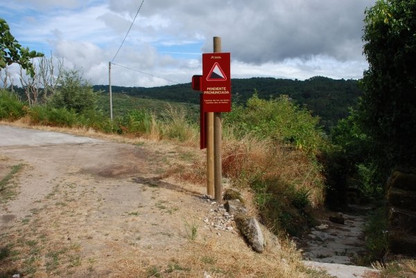  Carretera de acceso al Camiño dos Arrieiros, en O Penedo de Sagra. (Foto:  Martiño Pinal)