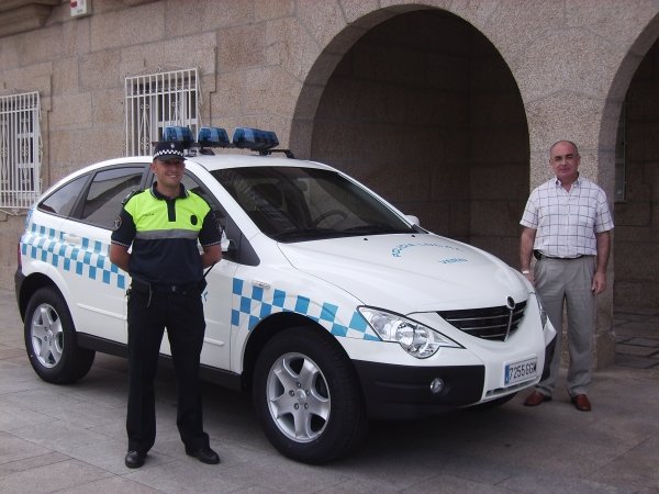 Jiménez y un policía local junto al nuevo vehículo.  (Foto: Xesús Fariñas)