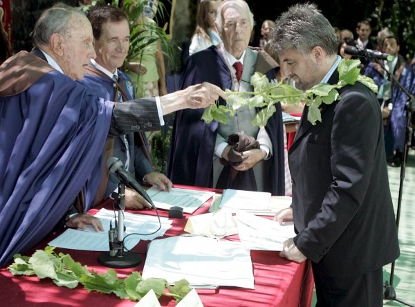 Manuel Fraga nombra caballero al presidente de Fegamp, Carlos Fernández (Foto: EFE)