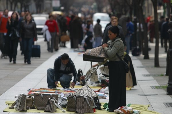 La mayoría de los inmigrantes que trabajan por cuenta propia se dedican a la venta ambulante. (Foto: Xesús Fariñas)