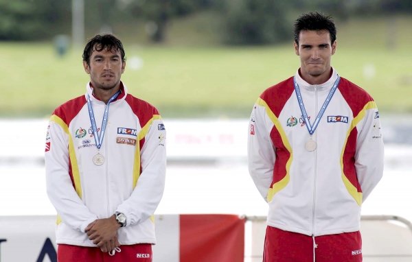 Carlos Pérez junto a Saúl Craviotto en el podio del Europeo.Carlos Pérez junto a Saúl Craviotto en el podio del Europeo.