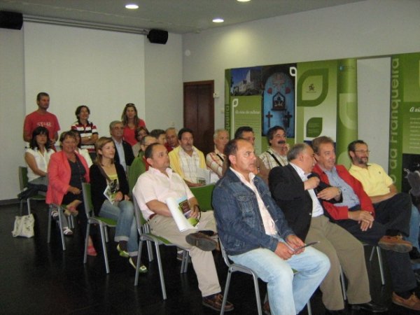  Representantes de los distintos concellos participaron en una reunión en A Cañiza. (Foto: LR)