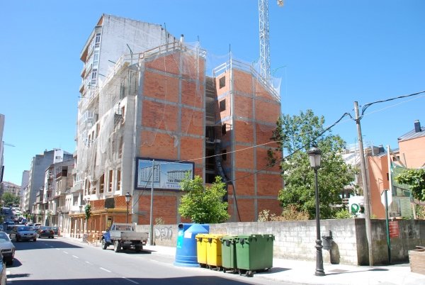 Un edificio en construcción, en el centro de Carballiño. (Foto: Martiño Pinal)