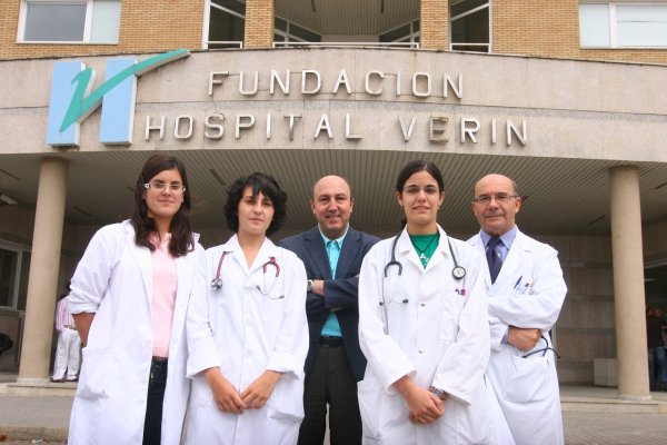  Enrique Pérez, gerente del hospital, con un médico y enfermeras de prácticas en el centro. (Foto: Marcos Atrio)