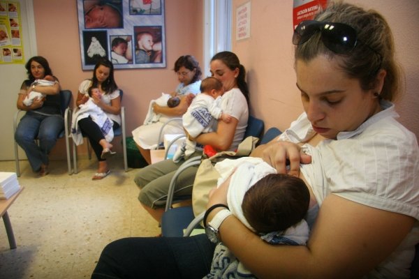 Varias madres dan de mamar a sus bebés, en la unidad de prematuros del CHOU. (Foto:  Xesús Fariñas )